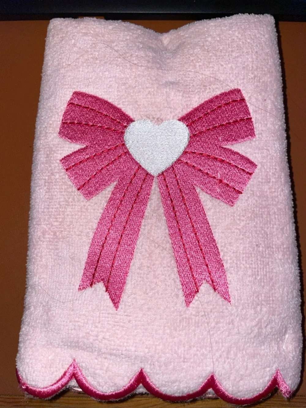 Bow and Heart Design with Scallop Border Hand Towel Set NWT